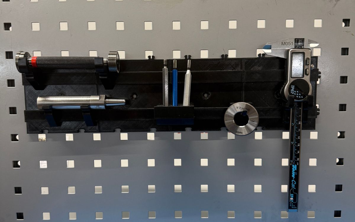 Messmittelwand mit Messschiebern und Bügelmessschrauben in Sichtlagerung – Wandorganizer von ToolMS