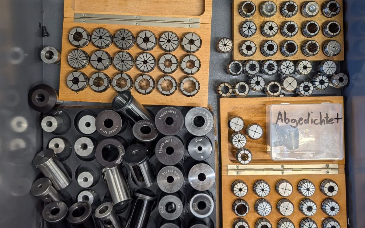 Schublade mit lose gestapelten ER-Spannzangen vor dem Umbau