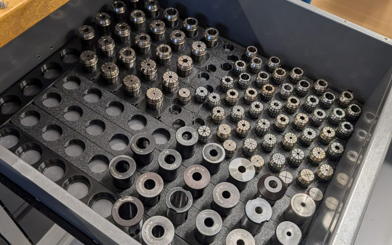 Schublade mit ER-Spannzangen in aufrechten Einsätzen – Schubladenorganizer von ToolMS